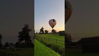 Landing PH-NEL (Ballonteam Wessel) naast de PH-RBV(Rabobank) in Barneveld