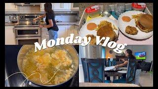 Monday Afternoon Vlog | Easy Homemade Zinger Burgers KFC style | Pakistani Mom life in Canada | Urdu