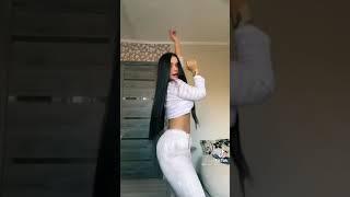 Катя Голышева танцует тверк/тик ток