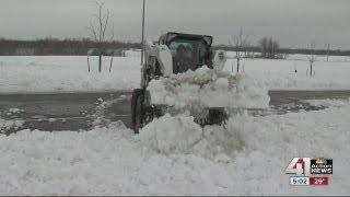 Mayor does the shoveling himself