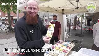 Gute Laune am Islam-Infostand - Pierre Vogel Abu Hamsa