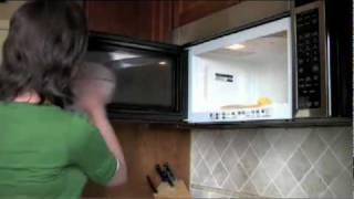 Cleaning the microwave with lemons