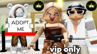 BAMBINA POVERA VIENE ADOTTATA DA UNA FAMIGLIA VIP SU BROOKHAVEN ROBLOX!