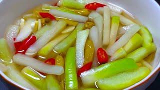 Here comes the recipe for pickled radish, a common appetizer on the table. It is crisp and refresh