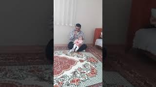 Baba mikrofonu çocuğunun kafasına vuruyor