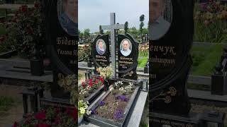 Двойной памятник с крестом и цветными потретами | Подвійний памятник з хрестом та кольоровими фото