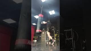 A minute of Muay Thai / Body punches and combination on a heavy bag