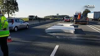 Vrachtwagen verliest lading op A28, verkeer staat muurvast