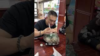 哈軒翡翠| 來了一塊大色料，起碼有二十公斤重，要求不高有綠色就行 #翡翠#玉器#珠寶玉器#玉石#緬甸翡翠#翡翠原石#切石頭