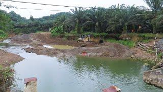 Komatsu Bulldozer D85e-SS Construct New Rivers Road!