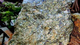 Pulling Beautiful Mineral Specimens From A New Quartz Vein!