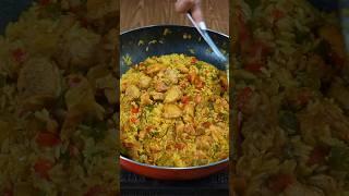 Mezcla el arroz con pollo para una cena deliciosa