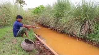 Fishing Video || During the rainy season, one can find peace by fishing in the village canal