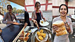 खूबसूरत इंदौरी लड़की दिल्ली मे खिलाती है मुंबई का Authentic वड़ा पाव || Delhi Famous Vada Paw Girl