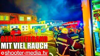   Gebäudebrand mit viel Rauch   |   Feuerwehr im Großeinsatz    - Löscharbeiten