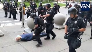 Dos policías dejan inconsciente a un anciano en una protesta en Nueva York