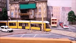 H0 Modelleisenbahn - Straßenbahnanlage Fahrvideo und Tram Spotting / Berlin model trams in service