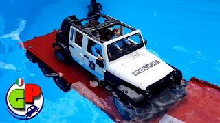 Avventure in auto in piscina! Storie divertenti con i giocattoli