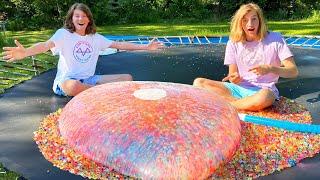 TRAMPOLIN vs RIESEN ORBEEZ WASSERBOMBE! (500.000 Wasserperlen!)