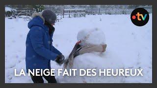 Batailles de boules de neige et promenades : la neige fait des heureux