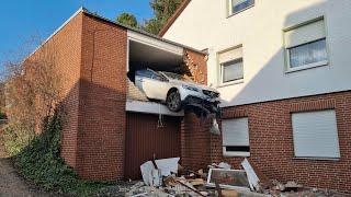 Kurioser Unfall: Seniorin (88) kracht ungebremst gegen Zaun und durchbricht anschließend Garagenwand