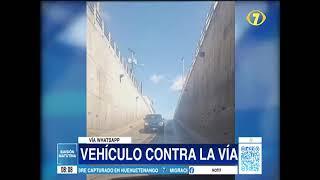 Conductor es captado manejando en contra de la vía