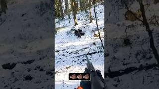 Выстрел в кабана с близкого расстояния – Безумие снежной охоты!  #huntinglife #wildboar #hunter
