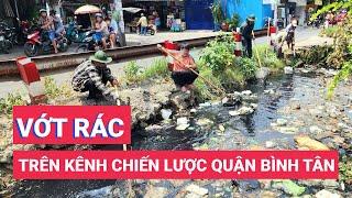 Vớt 4 tấn rác trên kênh Chiến Lược ở quận Bình Tân