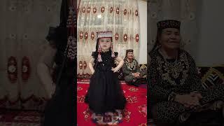 Come and see as this young Tajik girl gracefully performs Kazakh dance moves in #xinjiang! #dance