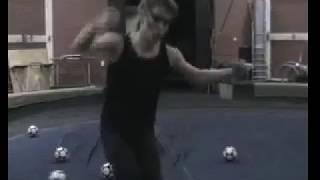 7 football balls juggling by Dmitry Chernov (20 catches)