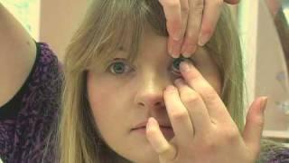 How to insert and remove a contact lens