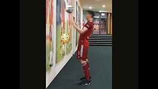 Lewandowski header skills against the wall