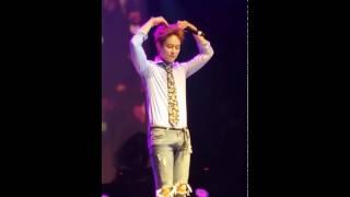 BOYFRIEND's (보이프렌드) Donghyun making a heart  @ PARIS (FRANCE) by MinVipElf ® 150524