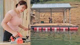 The girl built wooden walls, door frames, and window frames in her house floating on the water.