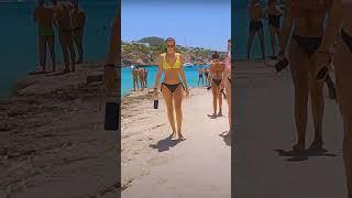 paseando por la Cala Tarida en Ibiza