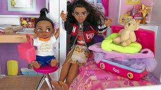 Moana and Her Sister Packs for a Trip - Doll Family Getting Ready for a Trip