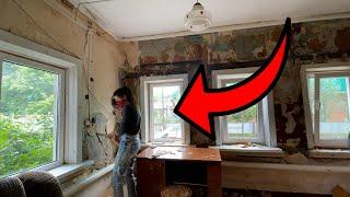 Девушка делает ремонт старого деревянного дома своими руками. Серия 1. Демонтаж.