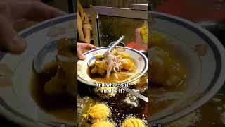 Trying Laddu Peethi - Street Food in Lahore, Pakistan 