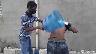 Piedra palpe o tijera con un galon de agua