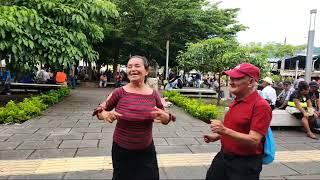 LOS DOS CUARTOPOLLO Y MEDIO POLLITO LA CONEJITA BAILAN  CON MUCHA ALEGRIA