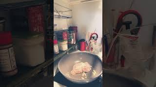 設計師煮食趣：蒜香煎雞腿排