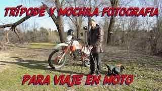 Trípode y mochila fotográfica para viaje en moto