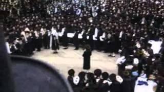 Bobov Rebbe Shlita dance Hakufos on Simchas Torah