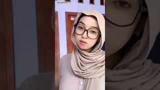 gadis berkacamata