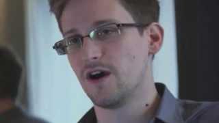 Whistleblower Edward Snowden packt aus. Englischer Originalton. unpacks to monitoring affair.