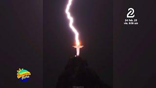 Captan momento en que un rayo impacta sobre el monumento del Cristo Redentor en Brasil