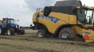 New Holland CX760 vast in de modder / stuck in mud - Trekkerweb.nl