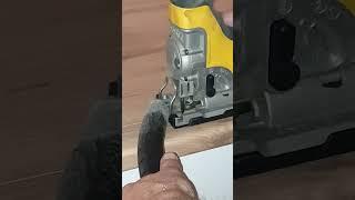 Вырезают отверстие под мойку на кухне