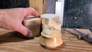 Richard Raffan turns a small crossgrain ash box