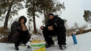 Поиск щуки на микроречке по льду